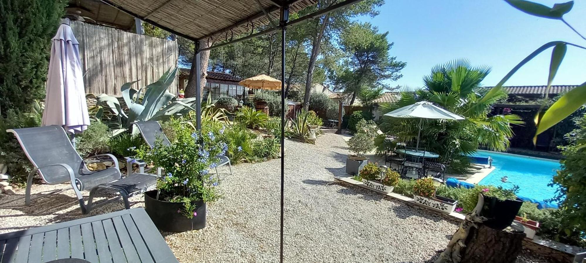 Les Coronilles Couette-café Beaucaire (Gard)